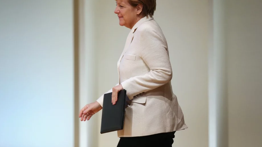 Меркел: Ако Гърция излезе от еврозоната, ще настъпи хаос