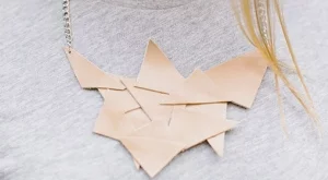 Направи си сама: колие и обици от кожа