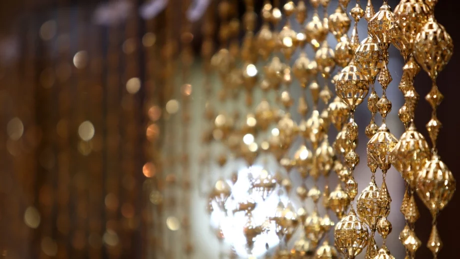 Златото поскъпна, възползвайки се от отслабването на долара