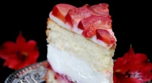 Торта с карамелизирани сливи 