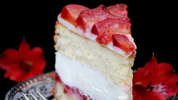 Торта с карамелизирани сливи 