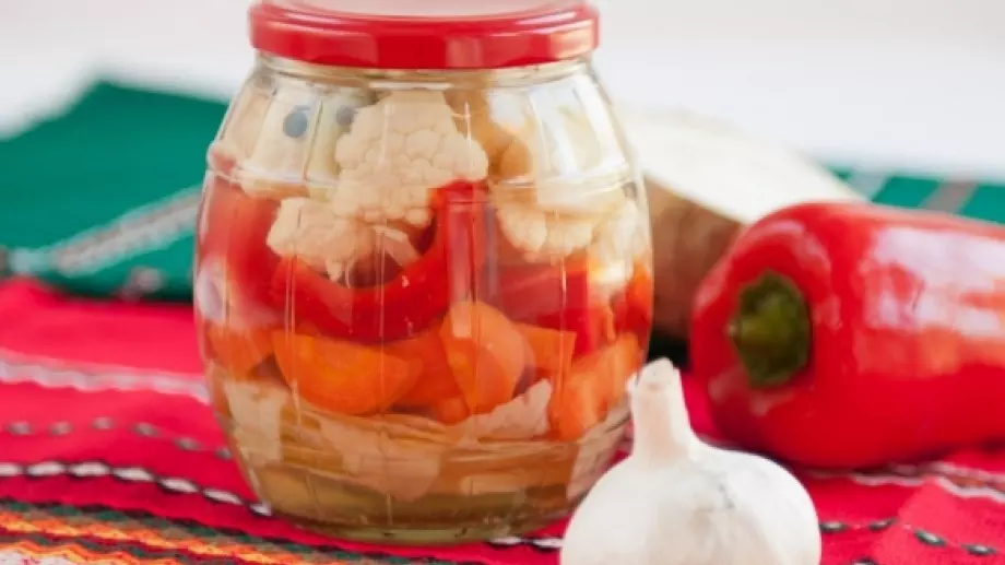 Ето за кого е ОПАСНО да яде туршия