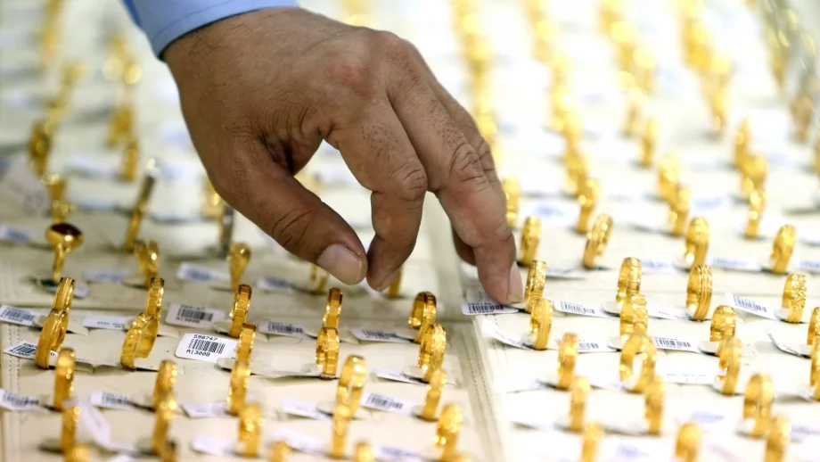 Златото се задържа над нивото от 1200 долара 