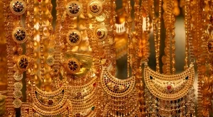 Златото остава силно