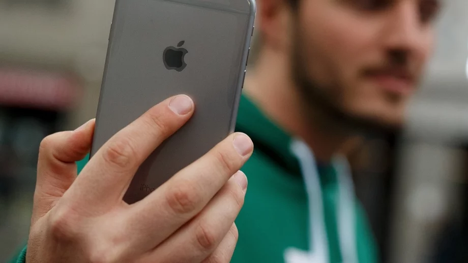 Новият iPhone ще се зарежда безжично 