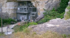 Къща в скала