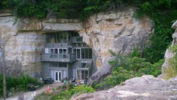 Къща в скала