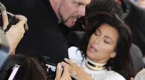 Мъж почти събори Ким Кардашиян на земята