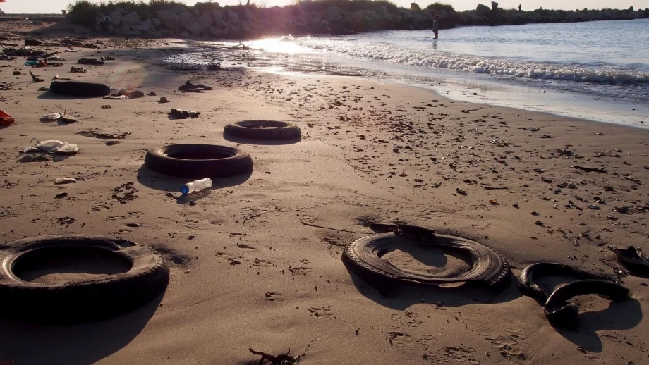РЗИ-Бургас: Няма нужда туристите да отбягват радиационния плаж Вромос