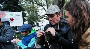 Деян Донков плете в помощ на бездомници