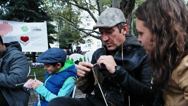 Деян Донков плете в помощ на бездомници