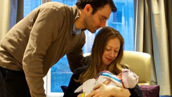 Челси Клинтън показа дъщеря си