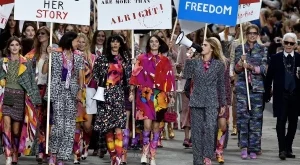 Феминистки протест на ревюто на Chanel 