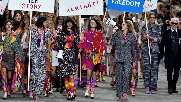 Феминистки протест на ревюто на Chanel 