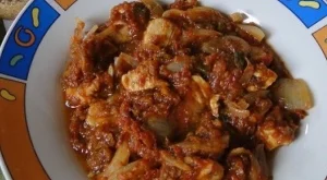 Пикантно пилешко с домати и лук