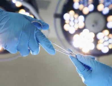 Виртуозен хирург върна зрението на мъж, ослепял с едното око от детските години