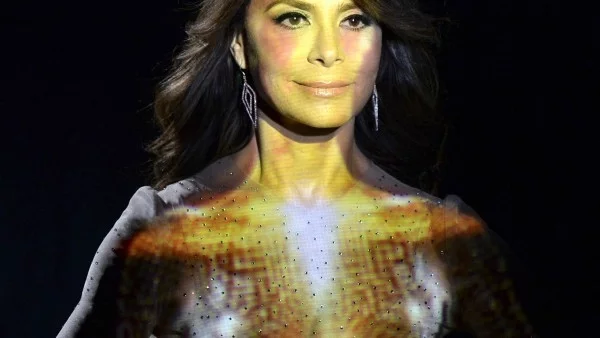 Паула Абдул с песен срещу рака на гърдата  