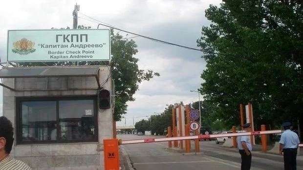 Временно спряха пропускането на МПС през границата с Турция 