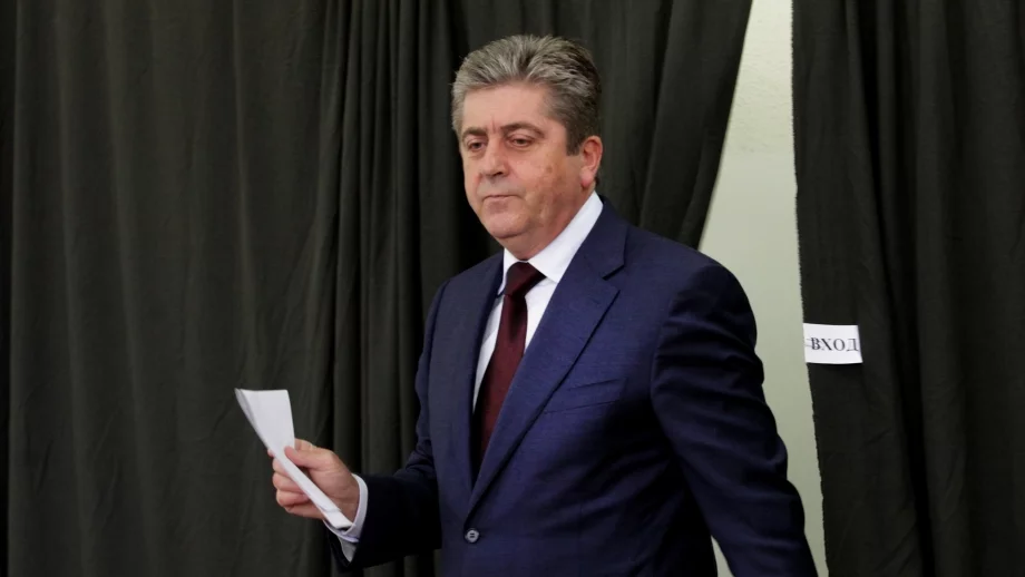 Първанов хвърля оставка заради подкрепата на АБВ за дълга 