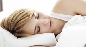 Позата на спане предизвиква бръчки