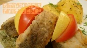 Пържена щука с печени картофи и орехов сос