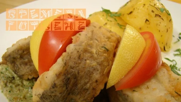 Пържена щука с печени картофи и орехов сос