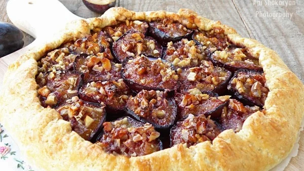 Галет със сини сливи и орехи 