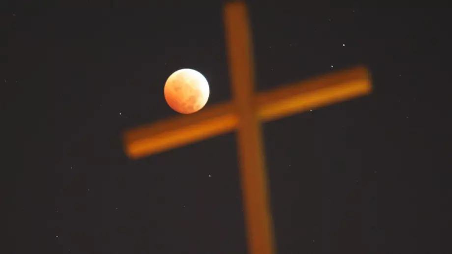 „Новият папа“ и младият папа – двама папи и само една Ватикана