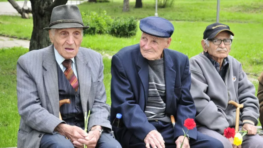 Виц на деня: Събират се трима пенсионери в барчето