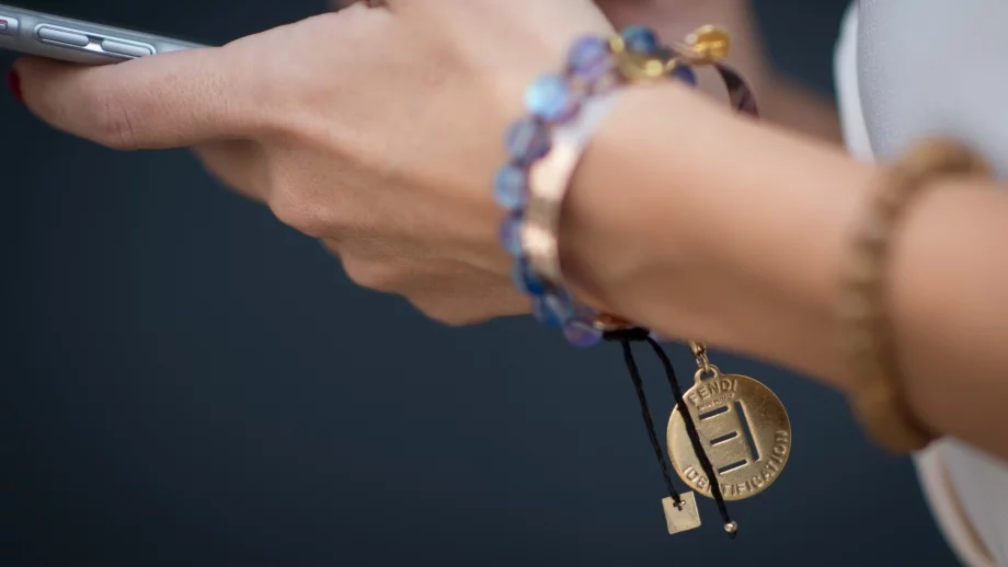 Всички нови мобилни телефони в Индия ще имат вграден паник бутон