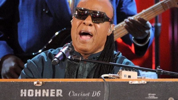 Стиви Уондър  ще си има тризнаци