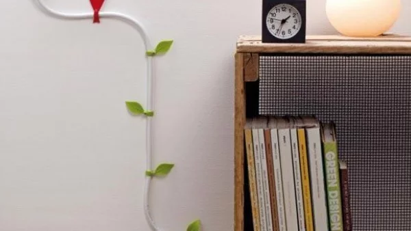 Декорации от кабели по стените