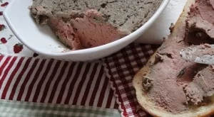 Домашен пилешки пастет с мащерка и лук