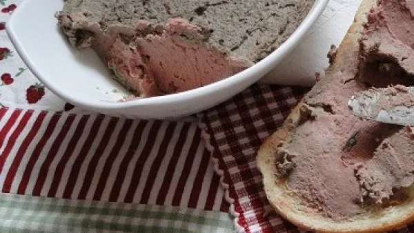 Домашен пилешки пастет с мащерка и лук