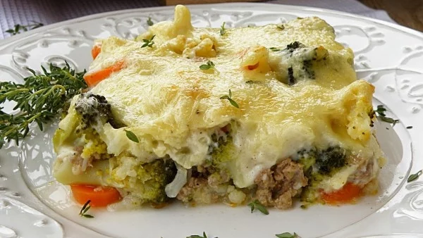 Мусака с броколи, карфиол и моркови