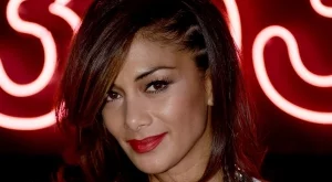 Никол Шерцингер скочи в движение от кола