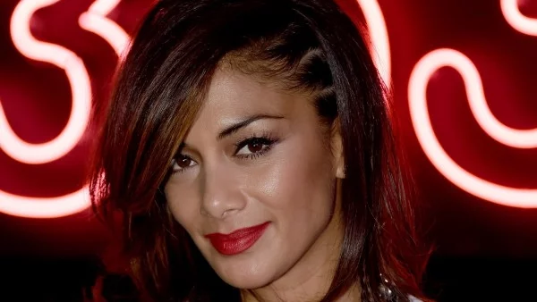 Никол Шерцингер скочи в движение от кола