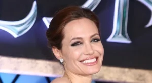 Джоли иска да наеме още бавачки