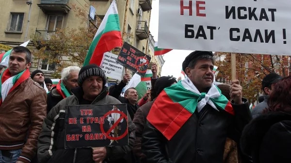 Блокада и на Е-79 заради Бат Сали, "парашутисти" имало само на летището