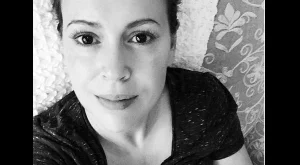 И Алиса Милано показа как кърми