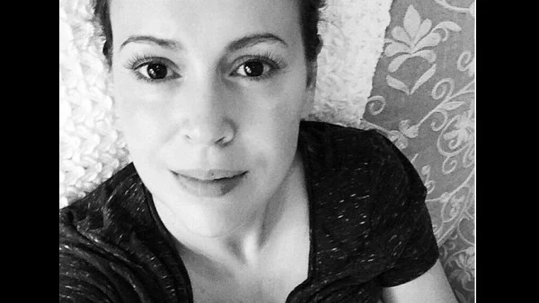 И Алиса Милано показа как кърми