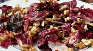 Салата с радичио и орехи