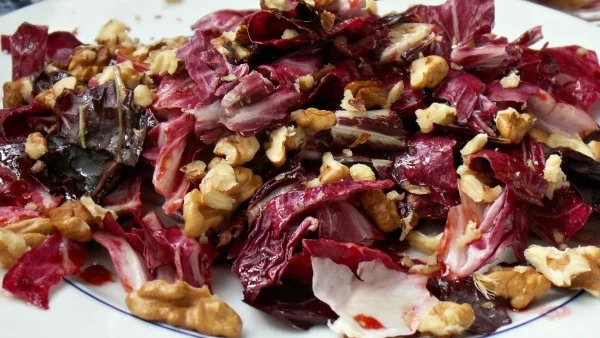 Салата с радичио и орехи