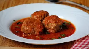 Сочни кюфтета в доматен сос по рецепта на баба