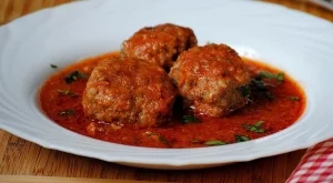 Кюфтета с доматен сос