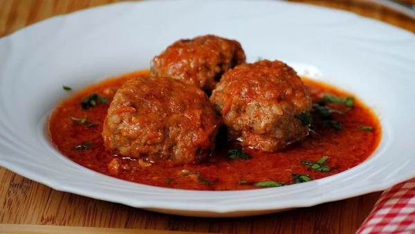 Кюфтета с доматен сос