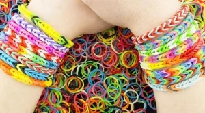 Книга ни учи как да плетем с ластици