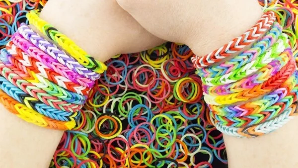 Книга ни учи как да плетем с ластици