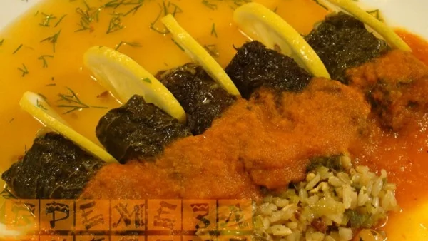 Лозови сарми в доматен сос