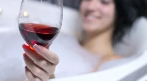 Ваната с червено вино подмладява кожата